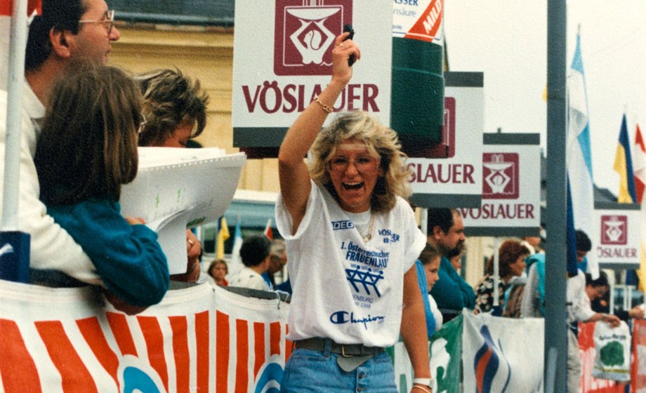 Ilse Dippmann 1988 beim Startschuss zum ersten Österr. Frauenlauf