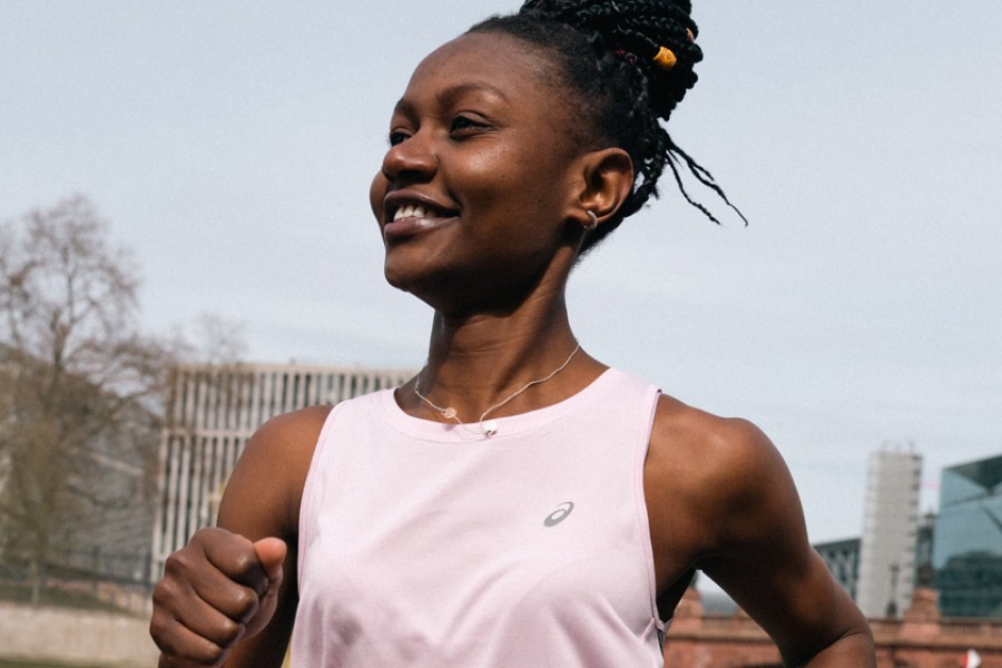 glückliche Läuferin im rosa T-Shirt